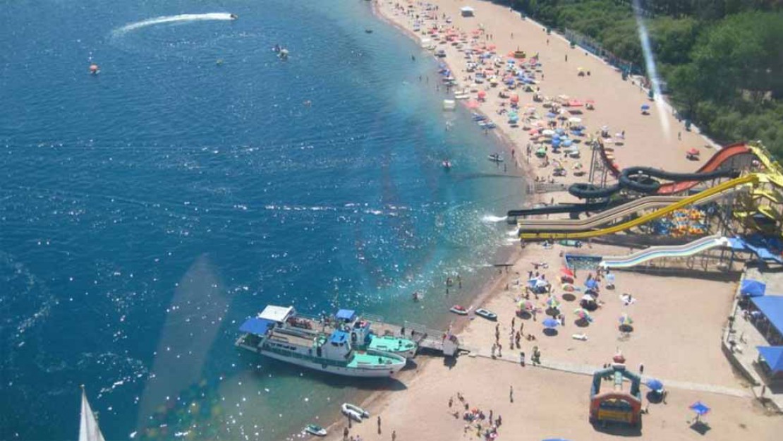 gallery-beside-lake-03