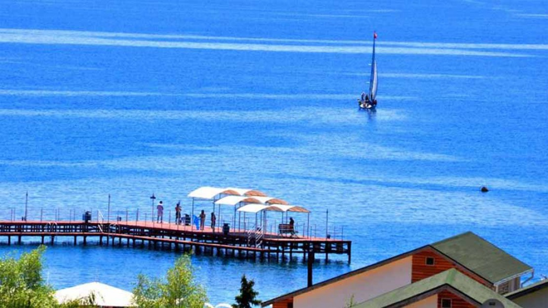 gallery-beside-lake-04